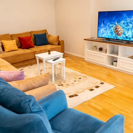 Signature 12 טיראנה